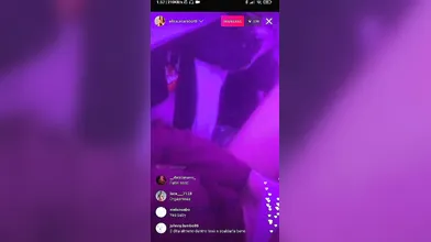 Elisa giovane italiana si masturba in diretta live