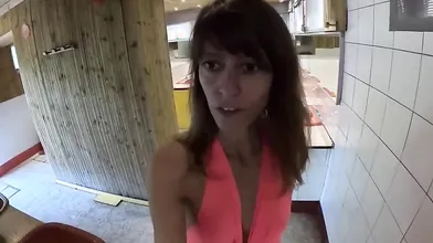 Mi faccio scopare in un bagno pubblico hot