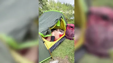 Ninfomane italiana con seno prosperoso si mostra in campeggio