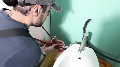 L'idraulico eccita la casalinga con intense crampie sessuali