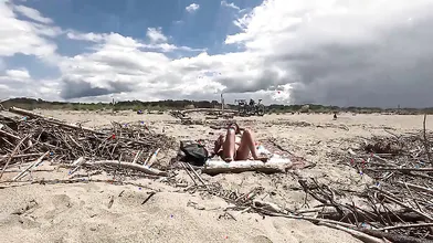 Incontro bollente in spiaggia con un guardone desideroso di scoparmi
