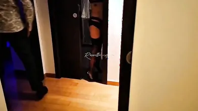 Collega mi accarezza la vagina e mi scopre sotto gli occhi di mio marito