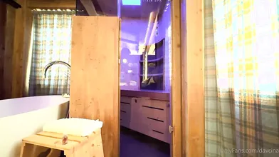 Figa bionda italiana si gode un pompino bollente nella sauna