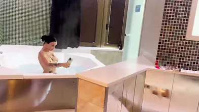 Niente selfie, succhia il mio cazzo e lasciati scopare senza freni