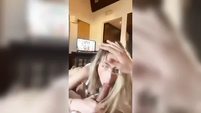 La pornostar chiede il piacere di una sborra in faccia... subito per favore