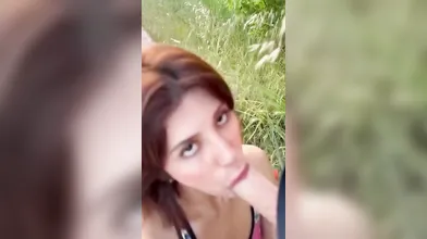 Soffio orale con ingoiata fidanzata italiana nel prato verde