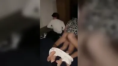 Gang bang casalingo con studentessa italiana e amici appassionati