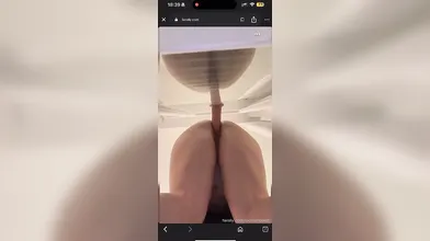 Nicole Moretti si eccita giocando con il dildo su OF