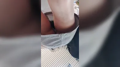 Sotto le gonne delle ragazze: upskirt all’aperto esclusivo