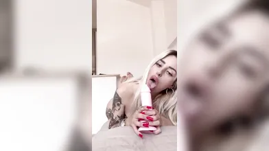 Goditi la passione intensa e lascia che ti gustino ogni goccia, solo su OF