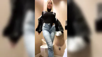 Mini live hot della Botto dal bagno del supermercato su OF