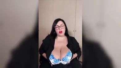 La sensualissima professoressa napoletana con le tette giganti che ti fa eccitare