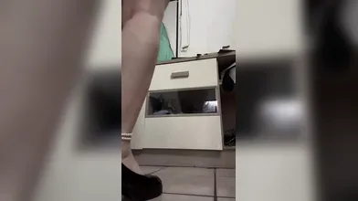 Ambra giovane con seno prosperoso in lingerie provocante