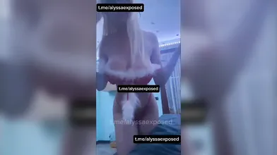 Alyssa, dolce biondina italiana, si gode la masturbazione sensualissima