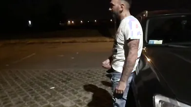 Coppia italiana esibizionista si scambia effusioni hot in un parcheggio pubblico