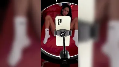 Milf italiana con seni rifatti si masturba bollente per un fan appassionato