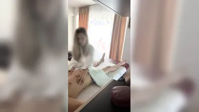 Massaggio erotico con milf bionda italiana e scopa infuocata