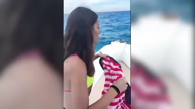 Ragazza italiana mi scopa con un pompino sensuale in barca