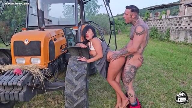 Ragazza chiede passaggio a contadino e finisce per scopare in campagna