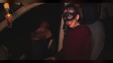 Carsex con moglie italiana che fa sega al guardone mentre il marito cornuto guarda